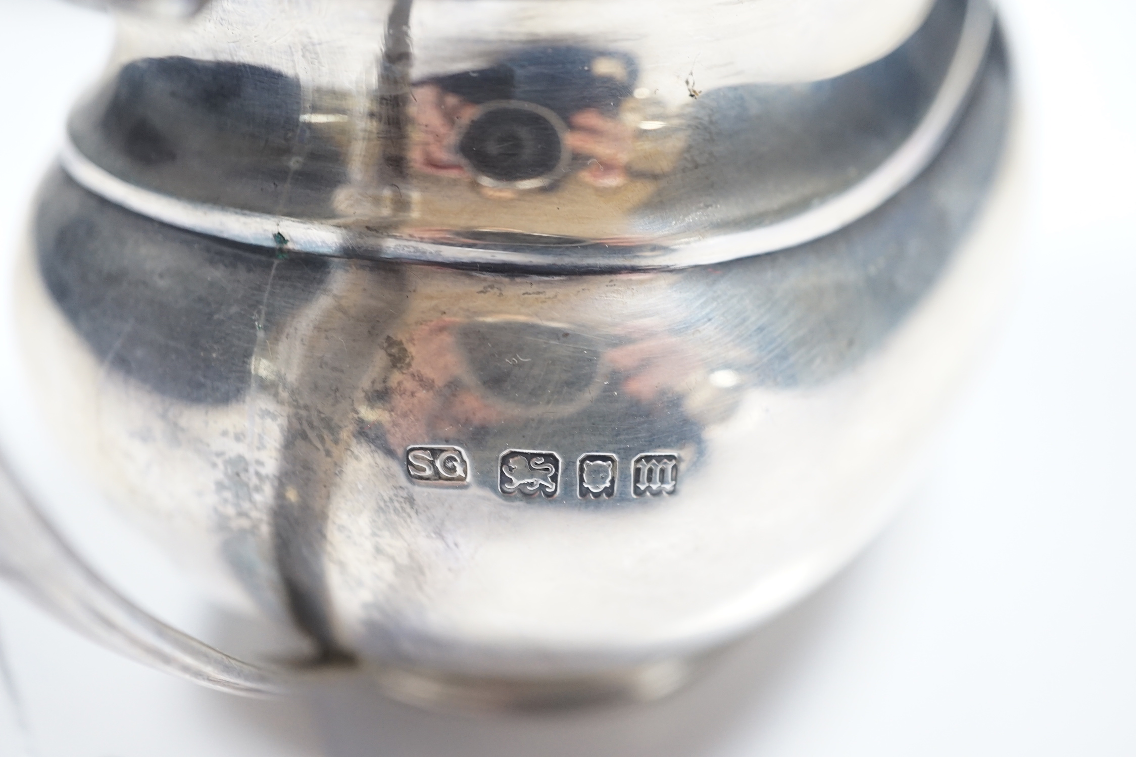 A George V silver oval cream jug and sugar bowl, Sebastian Garrard, London, 1927, 14.8oz.